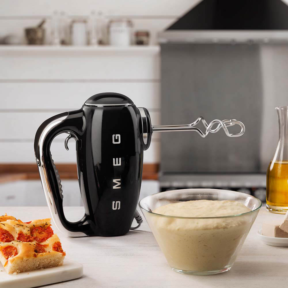 SMEG HMF01BLEU - 250W Handmixer im 50er Jahre Stil