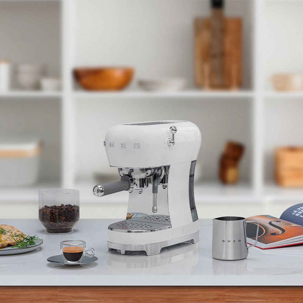 SMEG ECF02WHEU - Espressomaschine 50's Stil - Weiß